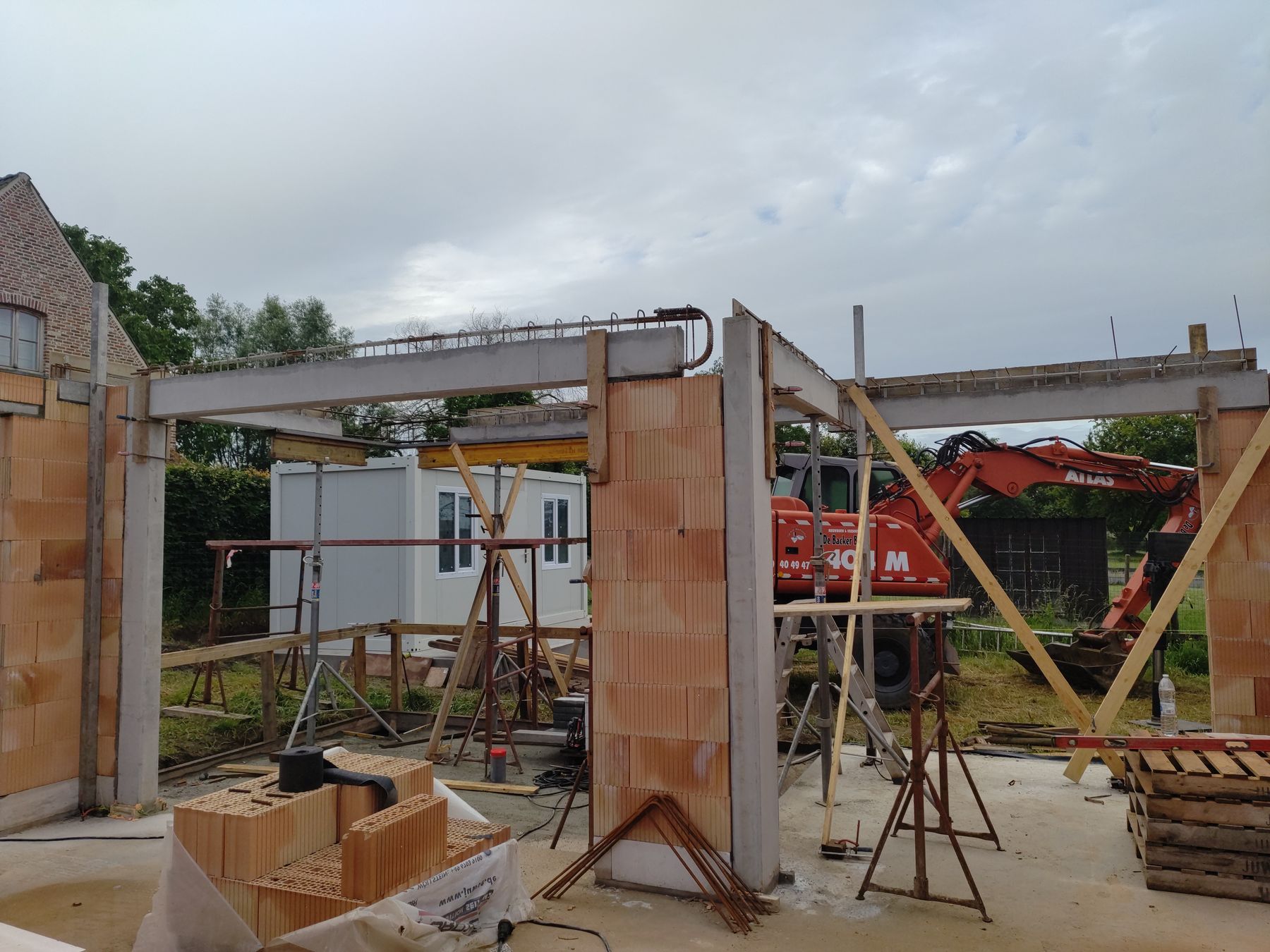 prefab balken en kolonnnen tijdens bouw